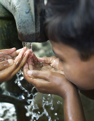 Two young boys drinking water, an act that invalidates fasting according to Islamic teachings.